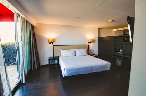 One Bedroom King Suite with Terrace image 9