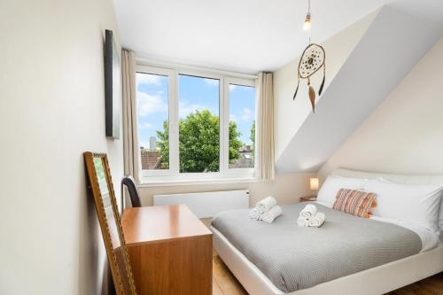 Amazing Top Floor Flat with Nice View, London