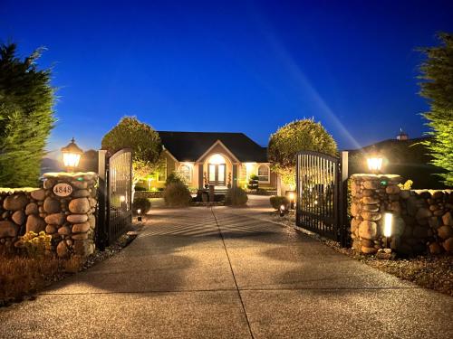 Oceanfront Gated villa in Nanaimo, Canada