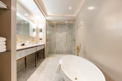 Hotel 717 Room Type - Executive Room (Grand Room Garden View, Bath)
