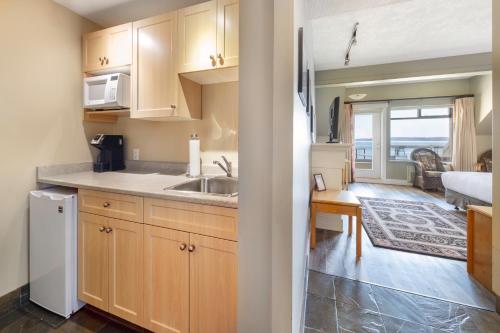 Sidney Waterfront Inn & Suites near สนามบินนานาชาติวิกตอเรีย