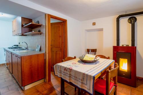 廚房, Casa Vacanze con Vista sulla Valle Soana in 瓦爾普拉托索阿納