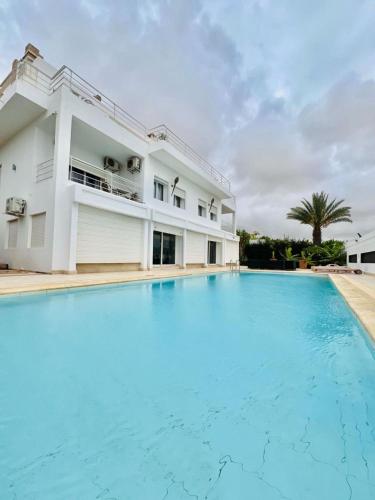 Stylish 6 BRs Villa with pool H62050 – khách sạn tại Essalam