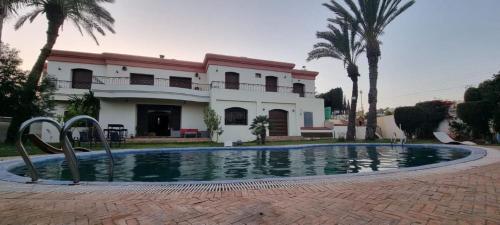 Spacious villa 6 Bdrms with pool AB62013