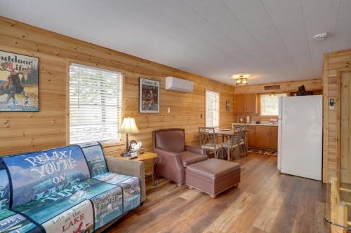1 Mi to Greers Ferry Lake Cabin with Pool Access in Fairfield Bay (AR)