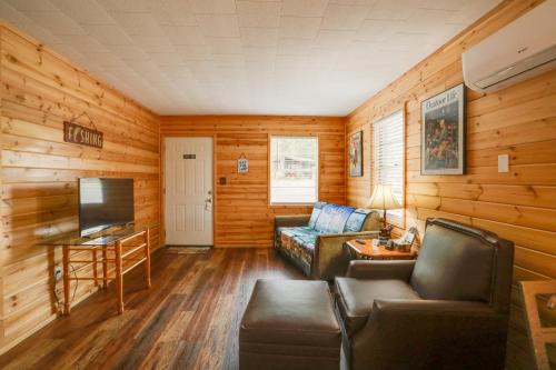 1 Mi to Greers Ferry Lake Cabin with Pool Access in Fairfield Bay (AR)