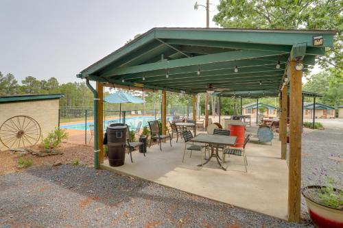 Romantic Escape in Greers Ferry Less Than 1 Mi to Lake in Fairfield Bay (AR)