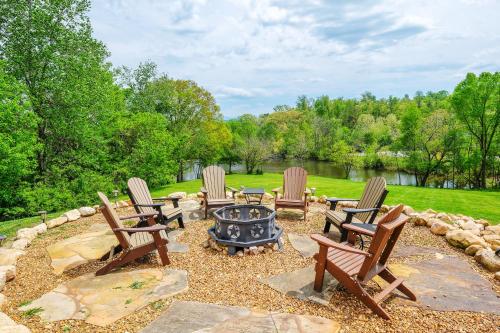Firepit, close to parkway, hot tub, tons of games!