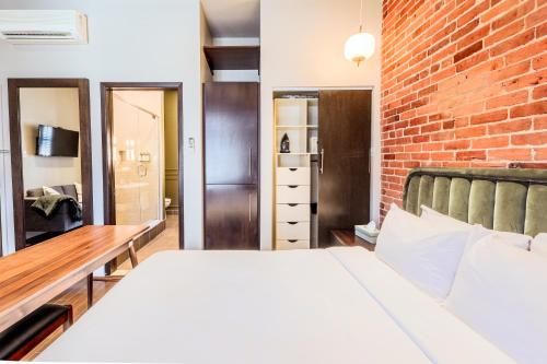 Self Check-In Boutique Hotel - Quartier latin - Room 101 in Montréal, Canada