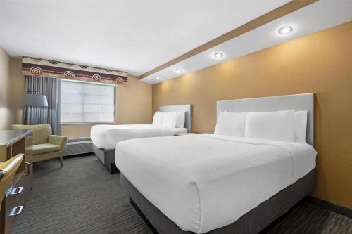2 queen beds