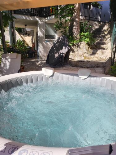 อ่างแช่น้ำร้อน, Apartman Bela in รูคาวัซ