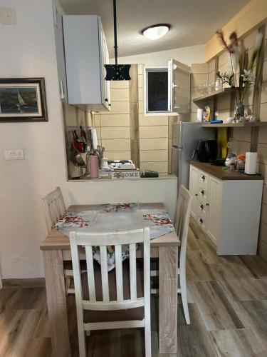 Kitchen, Kuca za odmor in Denovici