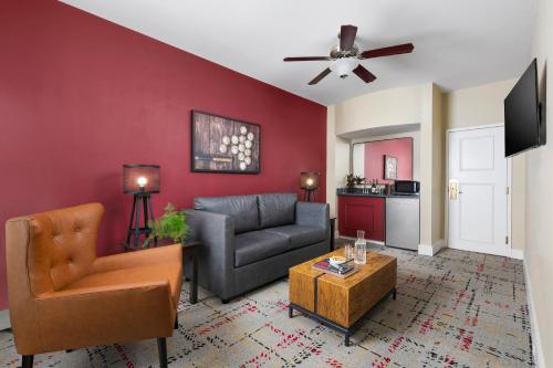 Majestic Hotel - image 11