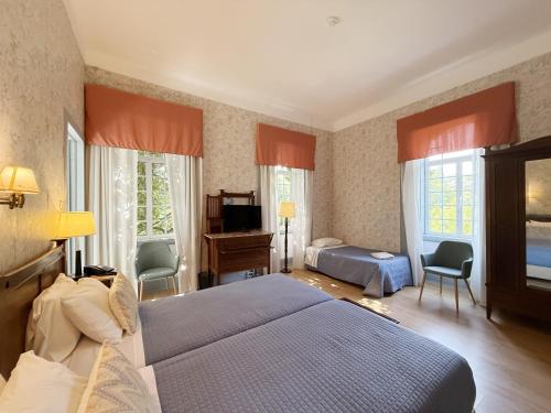 3 twin beds