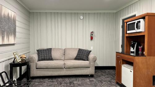Mount Blue Motel - image 10