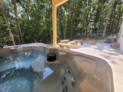 Hot tub, The Quana - Hot tub, fire pit, and Huge Entertainment Area in New Plymouth (OH)