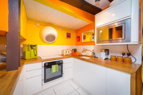 Trembling Madness Apartments - image 12