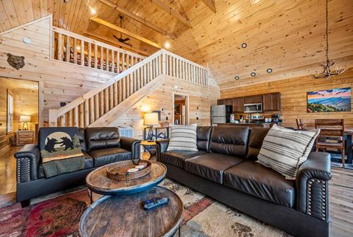 Dancing Bear Hideaway by Venture Smoky Mountains in Pittman Center