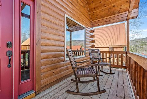 Dancing Bear Hideaway by Venture Smoky Mountains in Pittman Center