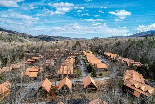 Dancing Bear Hideaway by Venture Smoky Mountains in Pittman Center