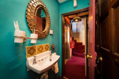 Trembling Madness Apartments - image 5
