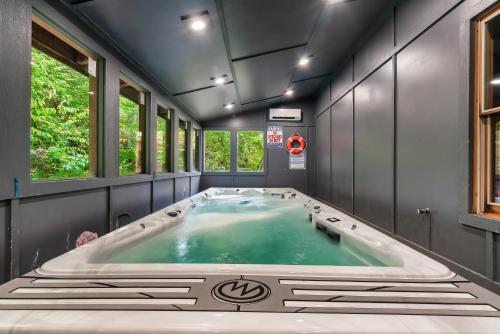 Flowing Waters Lodge by Venture Smoky Mountains