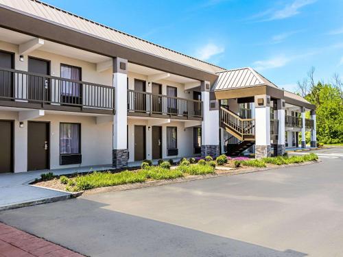 Farragut Inn & Suites near Turkey Creek