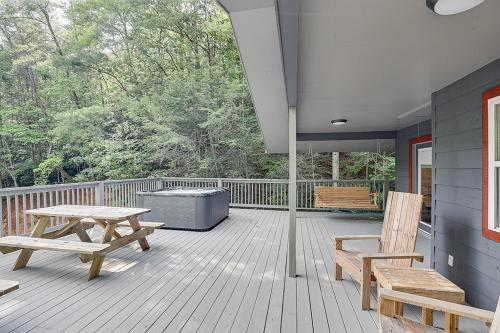 Glades Getaway by Venture Smoky Mountains - image 3
