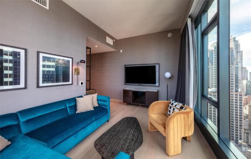 Corner King Suite with Panoramic Square View image 10