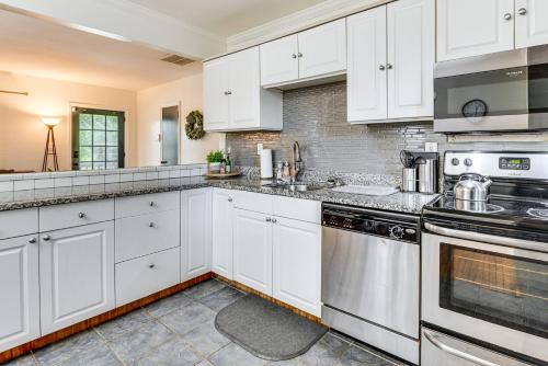 Walk to Golf Cozy Home with Lush Yard in Atlanta! in East Atlanta