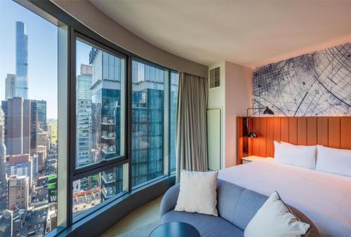 Panoramic Corner King Suite with Square View image 10