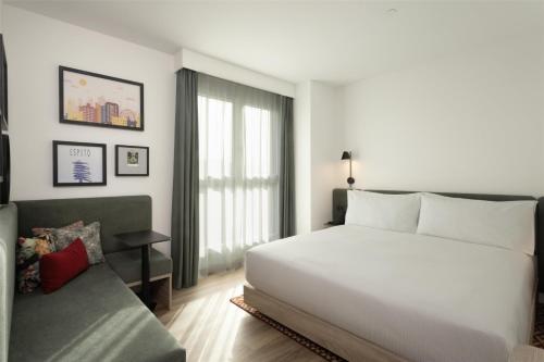 King Room image 9