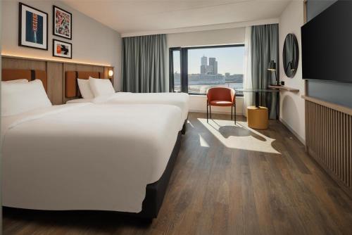 Deluxe Twin Room image 7