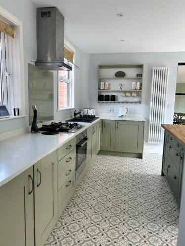 Konyha, Lynwood House, private 5 bed 4 bath with large drive in Bratton