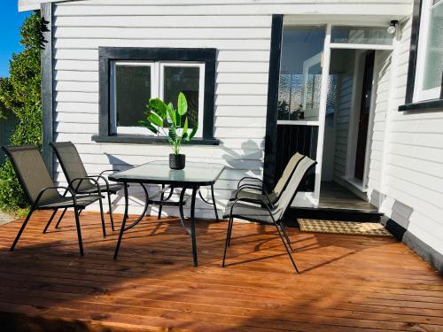 Pretty Villa Close to St Clair Beach private parking near Tunnel Beach