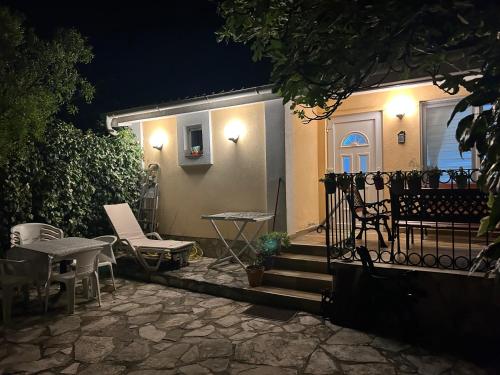 Facilities, Kuca za odmor in Denovici