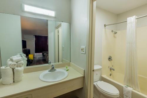 Executive Inn & Suites Beeville - 화장실