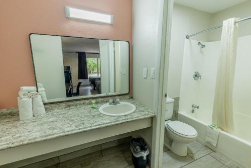 Executive Inn & Suites Beeville - 화장실