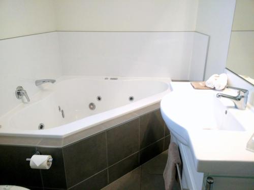 King Studio with Spa Bath