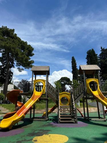 Playground, Kuca za odmor in Denovici