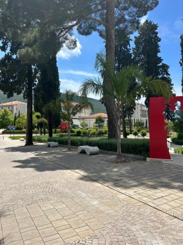 Playground, Kuca za odmor in Denovici