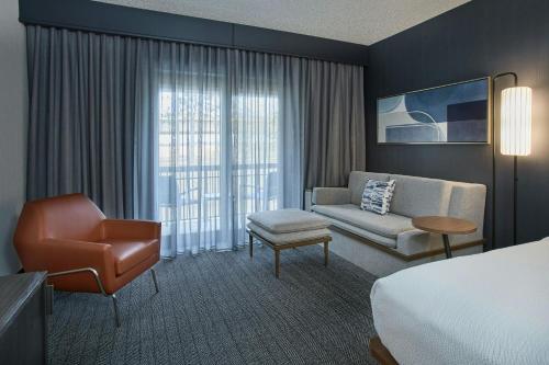 2 queen beds, 1 sofa bed
