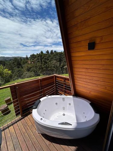 Cabana em Campos do Jordao com banheira e vista - Cabana 2 in Parque Rancho Alegre