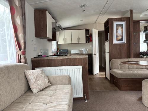 The Bay Pearl 2 Bedroom Elegant Pet Free Stay at Clarach