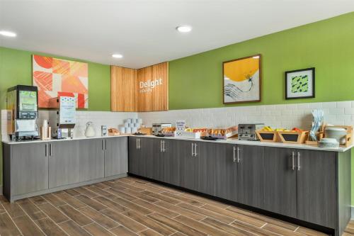 Clarion Inn & Suites near Downtown - image 2