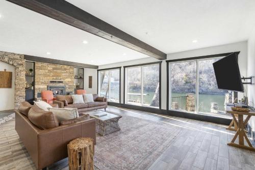 Foggy River Retreat - For 16