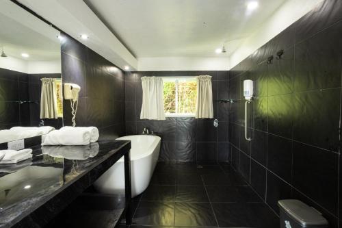 douche, El Faro Containers Beach Hotel in Quepos