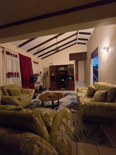 Sister Chris' vacation home in ซิเซรง