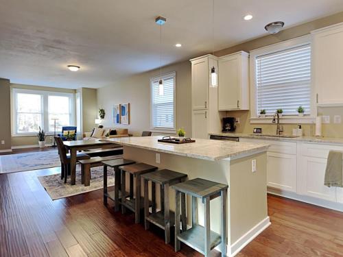 Mins to Downtown & Raceway Rookwood Retreat 1 near Crown Hill Temető