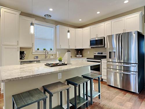 Mins to Downtown & Raceway Rookwood Retreat 1 near Crown Hill Temető